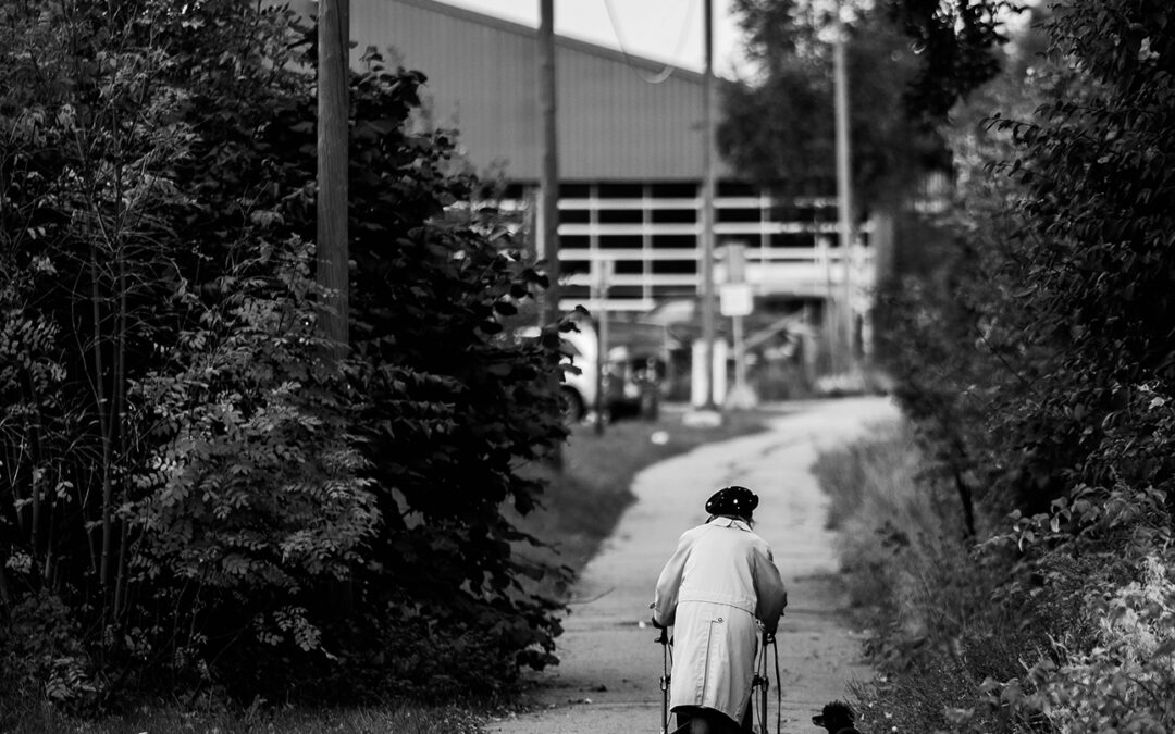 En eldre dame går tur – Inn i Evigheten