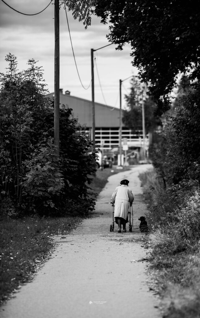 En eldre dame går tur