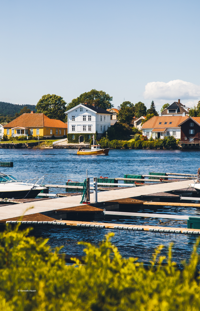 En fredelig sommer dag på vannet i Porsgrunnsælva. Bildet er fra Porsgrunn, ved Øya Spiseri. © Kenneth Hauen