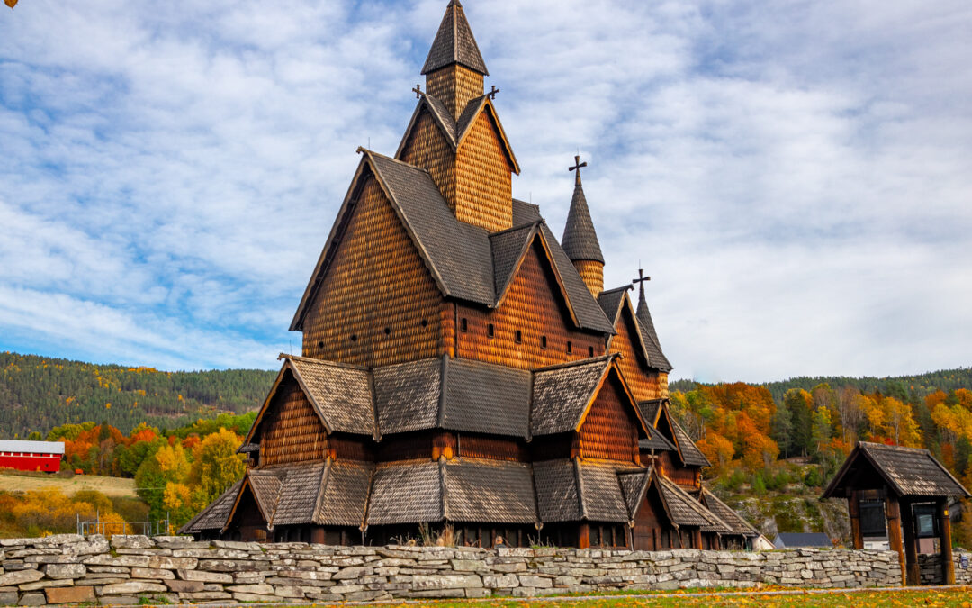 Høsten treffer Heddal stavkirke, Notodden, Telemark