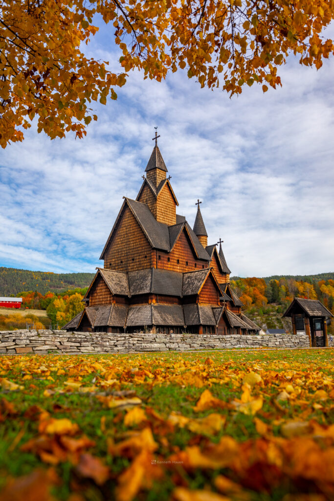 Høsten treffer Heddal stavkirke, Notodden, Telemark - © Kenneth Hauen
