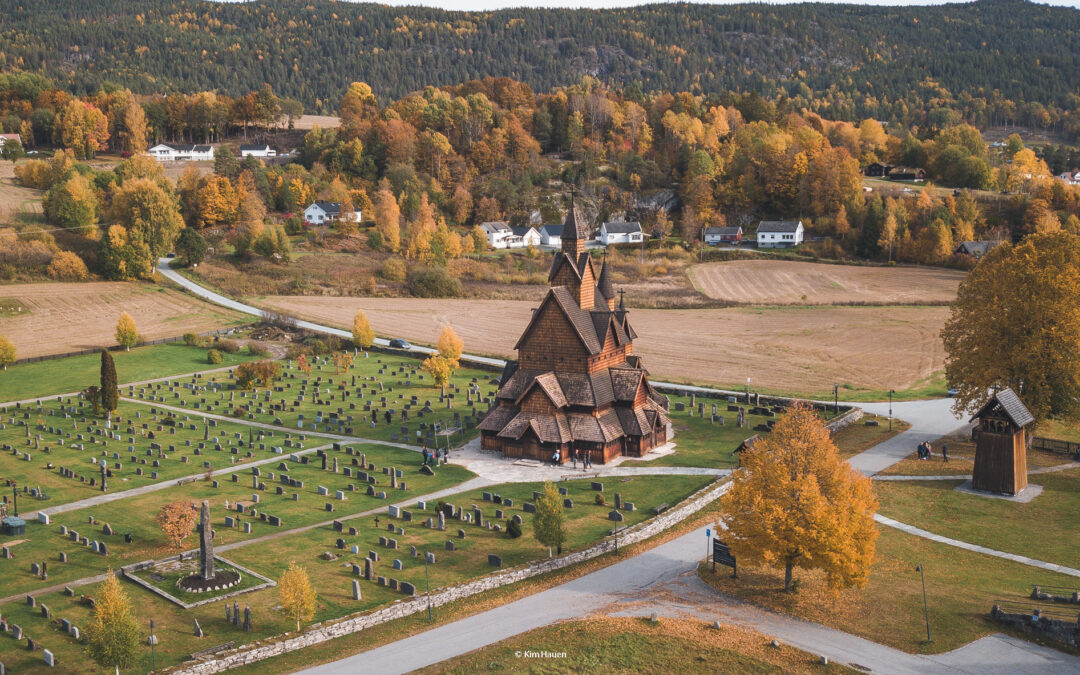 Dronebilde av Heddal stavkirke i høstfarger
